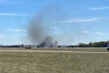 Khói bốc lên từ hiện trường vụ va chạm máy bay tại triển lãm hàng không Wings Over Dallas ở sân bay Executive Dallas, thành phố Dallas, bang Texas, Mỹ, ngày 12/11/2022. (Ảnh: AFP/TTXVN)