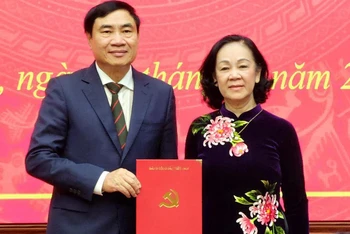 Đồng chí Trương Thị Mai, Ủy viên Bộ Chính trị, Bí thư Trung ương Đảng, Trưởng Ban Tổ chức Trung ương trao quyết định và chúc mừng đồng chí Trần Quốc Cường.