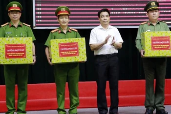 Đồng chí Lê Văn Dũng thưởng nóng cho 3 đơn vị có thành tích cao trong công tác tấn công tội phạm trên không gian mạng.