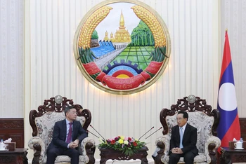 Thủ tướng Chính phủ Lào Phankham Viphavanh tiếp Tổng Kiểm toán Nhà nước Ngô Văn Tuấn. (Ảnh: TRỊNH DŨNG)