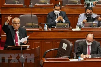 Thủ tướng Peru Anibal Torres (trái) phát biểu tại phiên họp Quốc hội ở Lima ngày 8/3/2022. (Ảnh: AFP/TTXVN)