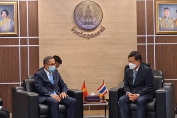 Đại sứ Phan Chí Thành trao đổi với Tỉnh trưởng tỉnh Udon Thani Wanchai Kongkasem.