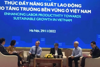 Quang cảnh hội thảo Thúc đẩy năng suất lao động cho tăng trưởng bền vững ở Việt Nam. (Ảnh: PHƯƠNG ANH)