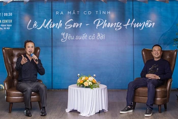 Nhạc sĩ Lê Minh Sơn (trái) và tác giả thơ Phong Huyền tại buổi ra mắt sản phẩm âm nhạc mới.