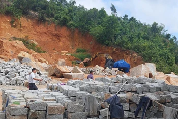 Hiện trường vụ khai thác đá trái phép tại khu vực hai xã Hòa Xuân Đông và phường Hòa Xuân Tây, thị xã Đông Hòa, Phú Yên.