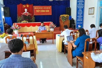 Bí thư Tỉnh ủy Cà Mau tiếp công dân ở xã Hoà Tân để xử lý vụ việc kéo dài về tái chiếm sau thi hành án, qua đó yêu cầu kiểm điểm những cán bộ thiếu trách nhiệm, làm chưa tròn vai.