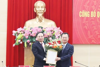 Thừa ủy quyền của Thủ tướng Chính phủ, Bí thư Tỉnh ủy Quảng Ninh trao Quyết định giao quyền chủ tịch Ủy ban nhân dân tỉnh Quảng Ninh cho đồng chí Cao Tường Huy.