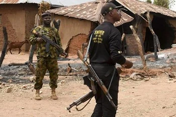 Lực lượng an ninh Nigeria gác tại làng Kukawa, bang Plateau, ngày 12/4/2022. (Ảnh: AFP/ TTXVN)