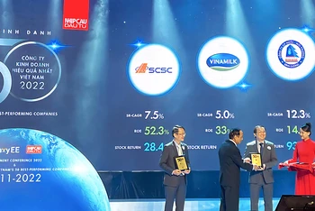 Ông Lê Thành Liêm - Giám đốc điều hành tài chính của Vinamilk đại diện nhận Giải thưởng “50 Công ty kinh doanh hiệu quả nhất Việt Nam” 2022.