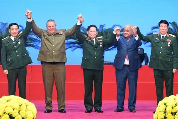Nhà nước Cuba đã quyết định trao Huân chương Playa Girón tặng Đại tướng Phan Văn Giang, Đại tướng Ngô Xuân Lịch và Đại tướng Lương Cường.