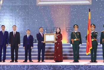 Phó Chủ tịch nước Võ Thị Ánh Xuân trao tặng Huân chương Lao động hạng Ba cho huyện Mê Linh.
