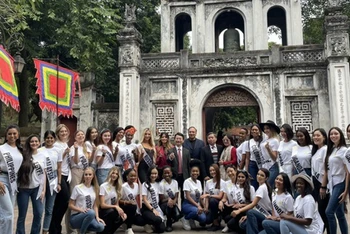 Các thí sinh Miss Tourism World 2022 thăm Văn Miếu-Quốc Tử giám Hà Nội.