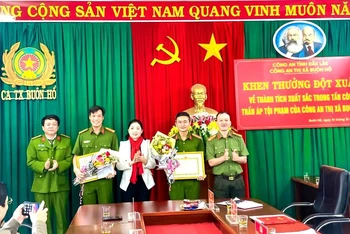 Bí thư Thị ủy Buôn Hồ Nguyễn Thị Thu Nguyệt khen thưởng đột xuất cho Công an thị xã về thành tích xuất sắc trong đấu tranh với tội phạm đánh bạc và tổ chức đánh bạc.