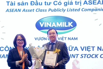 Ông Lê Thành Liêm - Thành viên Hội đồng quản trị và Giám đốc điều hành Tài chính tại Vinamilk nhận giải thưởng Tài sản đầu tư có giá trị của ASEAN.