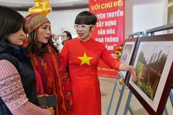 Tác giả Phạm Thị Lan Anh chia sẻ về tác phẩm "Giao thông xanh" với khách tham dự triển lãm.