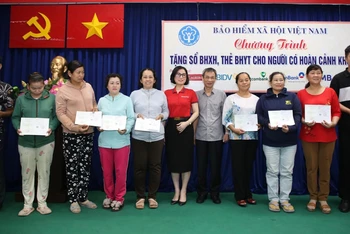 Bảo hiểm xã hội Việt Nam trao 60 sổ Bảo hiểm xã hội tự nguyện cho người dân Thành phố Thủ Đức, Thành phố Hồ Chí Minh.