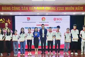 Đồng chí Nguyễn Phạm Duy Trang (thứ sáu từ trái sang) trao học bổng tặng một số đại diện sinh viên có hoàn cảnh khó khăn tại chương trình.