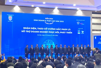 Phó Thủ tướng Phạm Bình Minh cùng các diễn giả tại Diễn đàn.