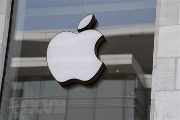 Biểu tượng Apple tại một cửa hàng của hãng ở Washington, DC, Mỹ. (Ảnh: AFP/TTXVN)