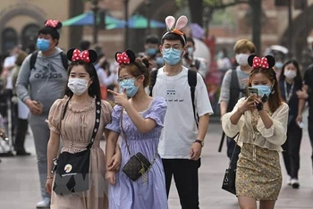 Khách tham quan tại công viên giải trí Disneyland ở Thượng Hải, Trung Quốc. (Ảnh: AFP/TTXVN)