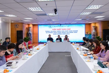 Lãnh đạo Tập đoàn và Công đoàn Dệt may Việt Nam thông tin hoạt động sản xuất kinh doanh tại buổi gặp mặt báo chí.