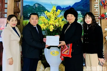 Đồng chí Tòng Thị Phóng trao tiền hỗ trợ mua 2 tấn gạo cho 3 xã biên giới huyện Mộc Châu.