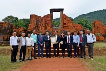Các đại diện tỉnh Quảng Nam, Bộ Văn hóa, Thể thao và Du lịch, Đại sứ quán Ấn Độ tại Việt Nam tại sự kiện bàn giao công trình đã hoàn thành. 