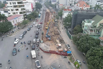 Dự án xây dựng cầu vượt tại nút giao An Dương-đường Thanh Niên (Hà Nội) giai đoạn 2 tiếp tục được triển khai sau thời gian tạm dừng để giải quyết các thủ tục vướng mắc. (Ảnh: DUY LINH)