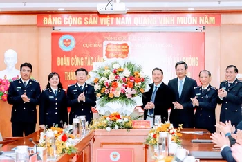Chủ tịch UBND thành phố Hải Phòng Nguyễn Văn Tùng động viên cán bộ, công nhân viên Cục Hải quan Hải Phòng hoàn thành vượt mức chỉ tiêu thu ngân sách năm 2022.