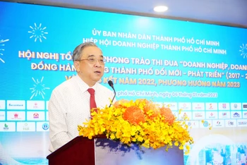 Chủ tịch Hiệp hội Doanh nghiệp Thành phố Hồ Chí Minh Nguyễn Ngọc Hòa phát biểu, chia sẻ tại buổi tổng kết. (Ảnh: CTV)