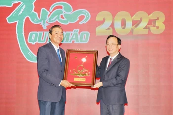 Chủ tịch UBND tỉnh Bạc Liêu tặng quà lãnh đạo tỉnh bạn của Vương quốc Campuchia.