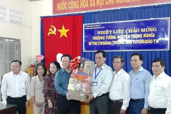 Đồng chí Nguyễn Trọng Nghĩa cùng đoàn công tác thăm, chúc Tết, tặng quà tại Trường Tiểu học Nguyễn Thị Tốt.