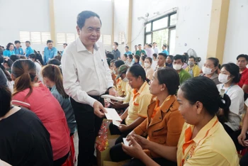Đồng chí Trần Thanh Mẫn tặng quà chúc Tết công nhân, người lao động tại Sóc Trăng.