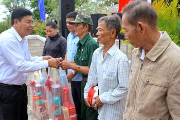 Bí thư Tỉnh ủy Cà Mau Nguyễn Tiến Hải (bìa trái) trao tặng quà Tết cho nhân dân vùng căn cứ Xẻo Đước vào sáng 11/1.
