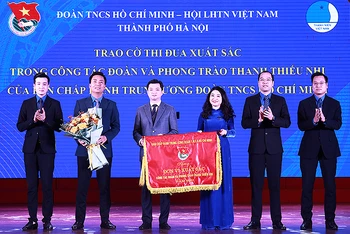 Bí thư Trung ương Đoàn Thanh niên Cộng sản Hồ Chí Minh, Chủ tịch Hội Sinh viên Việt Nam Nguyễn Minh Triết (thứ 3 từ trái sang) trao Cờ thi đua xuất sắc tặng các đồng chí đại diện Thành đoàn Hà Nội.