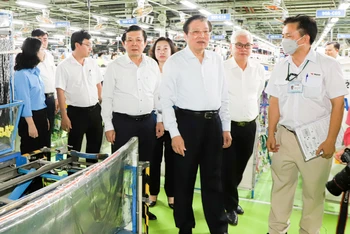 Trưởng Ban Nội chính Trung ương Phan Đình Trạc và Đoàn công tác tham quan Nhà máy sản xuất của Công ty TNHH Yazaki EDS Việt Nam.