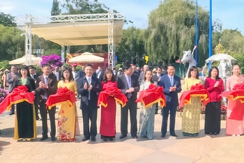 Lãnh đạo tỉnh Lâm Đồng và thành phố Đà Lạt thực hiện nghi thức khai mạc Hội hoa Xuân 2023.