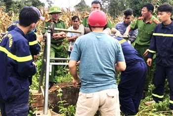Công an huyện Cư Kuin phối hợp Phòng Cảnh sát phòng cháy chữa cháy và cứu nạn cứu hộ, Công an tỉnh Đắk Lắk khẩn trương cứu hộ ông Y Son dưới giếng sâu.