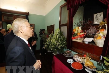 Tổng Bí thư Nguyễn Phú Trọng dâng hương tưởng niệm Chủ tịch Hồ Chí Minh. (Ảnh: Trí Dũng/TTXVN)