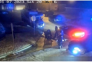Đoạn video cho thấy các cảnh sát Memphis đấm, đá và dùng dùi cui để hành hung Tire Nichols. (Nguồn: TTXVN/The New York Times)