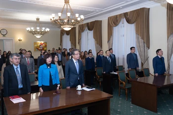 Đông đảo các đảng viên tham dự kỷ niệm Ngày thành lập Đảng tại Liên bang Nga. (Ảnh: THANH THỂ)