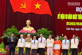 Lãnh đạo Thành ủy Cần Thơ trao huy hiệu đảng tặng các đồng chí cao tuổi đảng. (Ảnh: THANH TÂM)