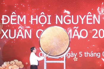 Chủ tịch Ủy ban nhân dân Thành phố Hồ Chí Minh Phan Văn Mãi đánh trống khai mạc Đêm hội Nguyên tiêu.