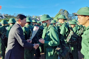Bí thư Tỉnh ủy Lâm Đồng Trần Đức Quận động viên tân binh trước giờ lên đường làm nhiệm vụ xây dựng và bảo vệ Tổ quốc.