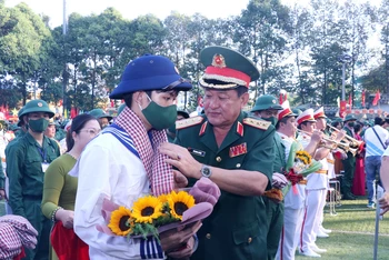 Thượng tướng Võ Minh Lương, Ủy viên Trung ương Đảng, Ủy viên Thường vụ Quân ủy Trung ương, Thứ trưởng Bộ Quốc phòng động viên tân binh.