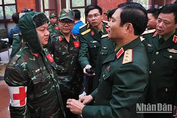 Thượng tướng Nguyễn Tân Cương (bên phải trong ảnh) dặn dò, giao nhiệm vụ cho các sĩ quan, chiến sĩ thuộc Đoàn công tác tham gia hỗ trợ nhân đạo, cứu trợ thảm họa tại Thổ Nhĩ Kỳ.