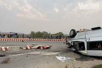 Hiện trường vụ tai nạn giao thông làm 8 người tử vong.