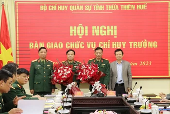 Bí thư Tỉnh ủy Lê Trường Lưu và Trung tướng Hà Thọ Bình, Tư lệnh Quân khu 4, tặng hoa chúc mừng Đại tá Ngô Nam Cường và Thượng tá Phan Thắng.