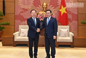 [Ảnh] Chủ tịch Quốc hội Vương Đình Huệ tiếp Tổng Giám đốc Tập đoàn Samsung Electronics