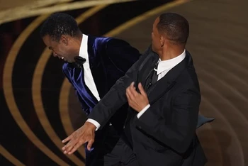 Will Smith tát Chris Rock trong buổi trao giải Oscar 2022. (Nguồn: AFP)